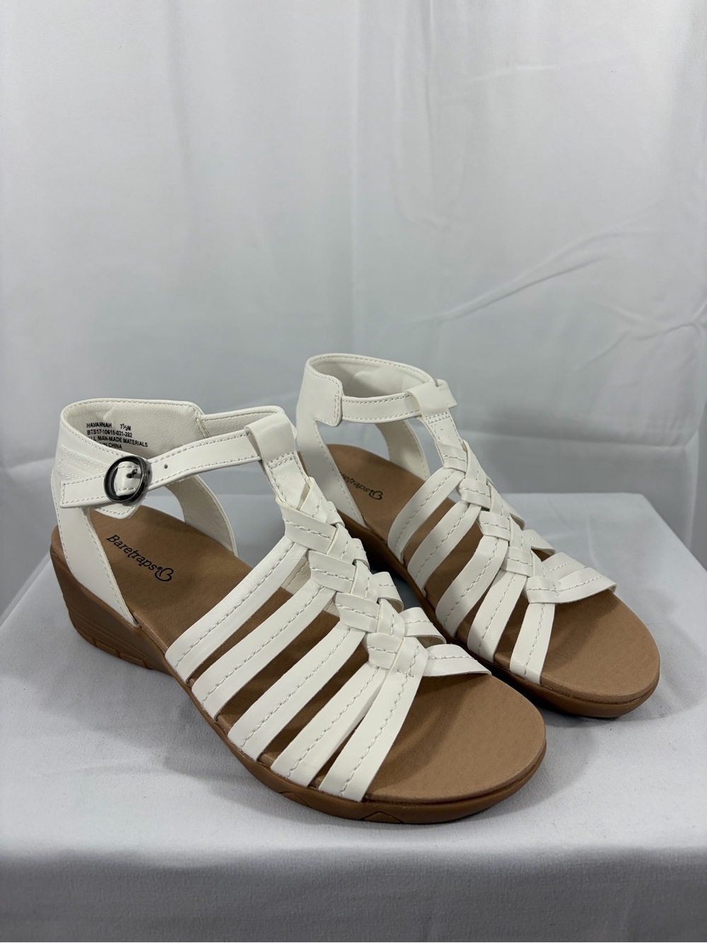 NWT Baretraps Women’s Size 7.5 White Strappy 2 Inch Wedge Sandals
